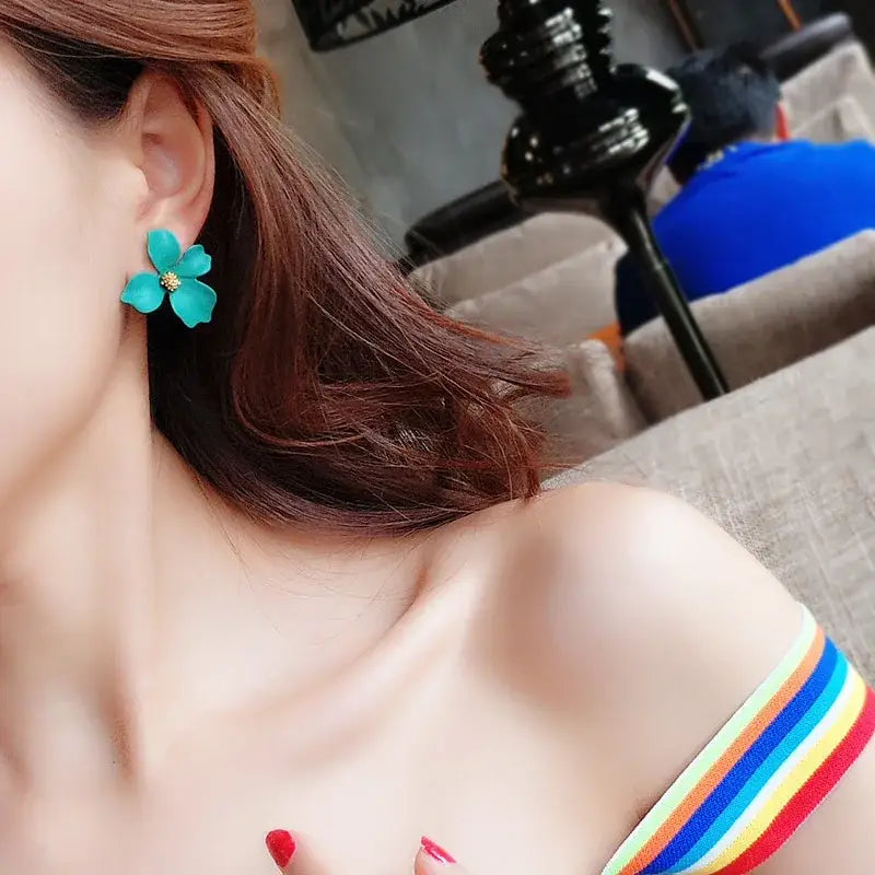 Turquoise flower earring.
