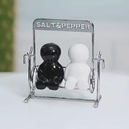 Kreatives Salzstreuer-Set mit süßen Menschen in Schwarz und Weiß