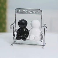 Kreatives Salzstreuer-Set mit süßen Menschen in Schwarz und Weiß